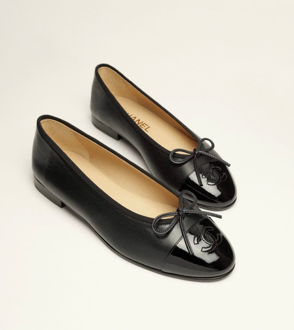 Ballerines Chanel Black mate • pointe Black brillante — vue 3