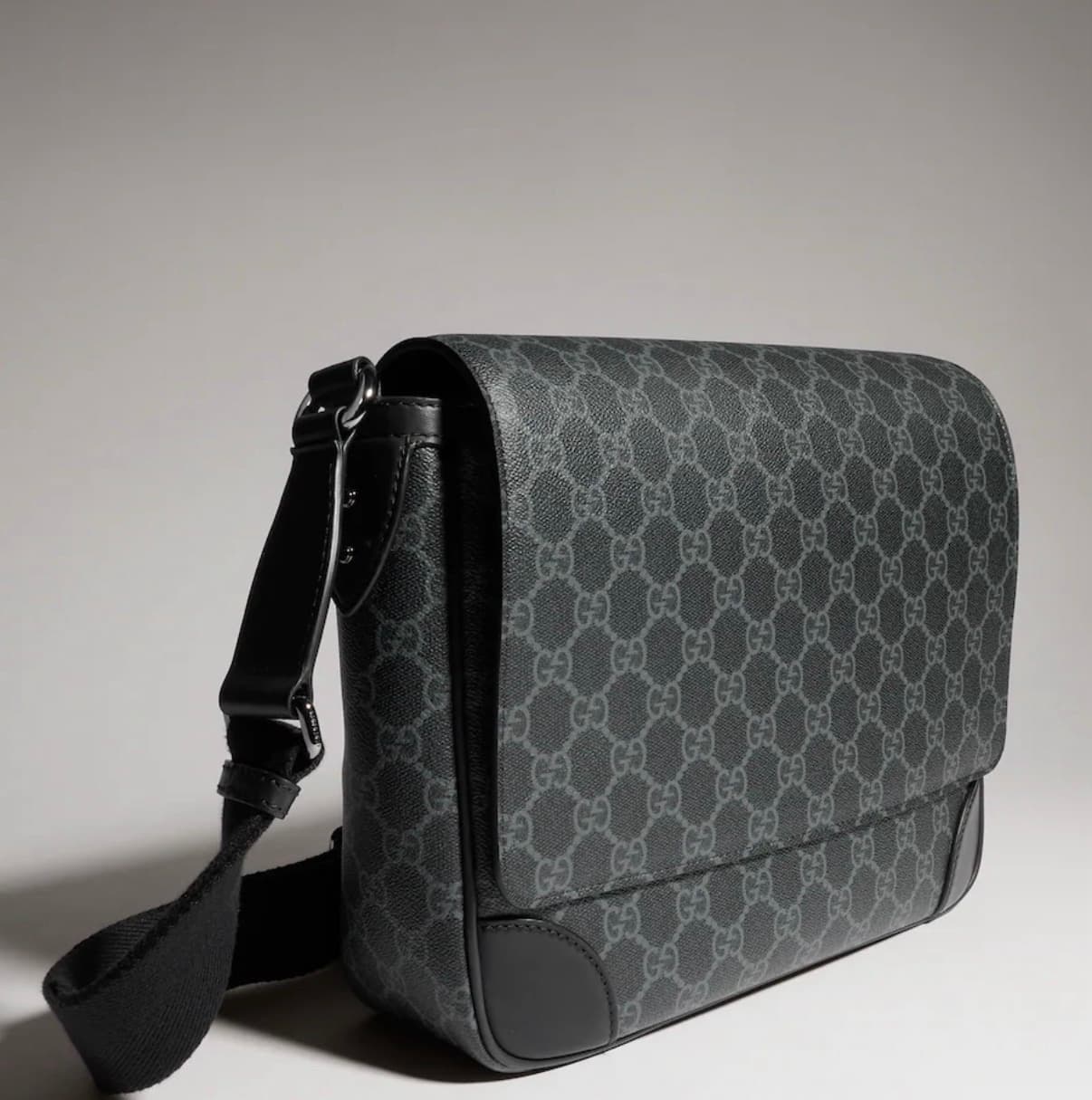 Gucci Sac à bandoulière GG Emblem moyen format — vue 3