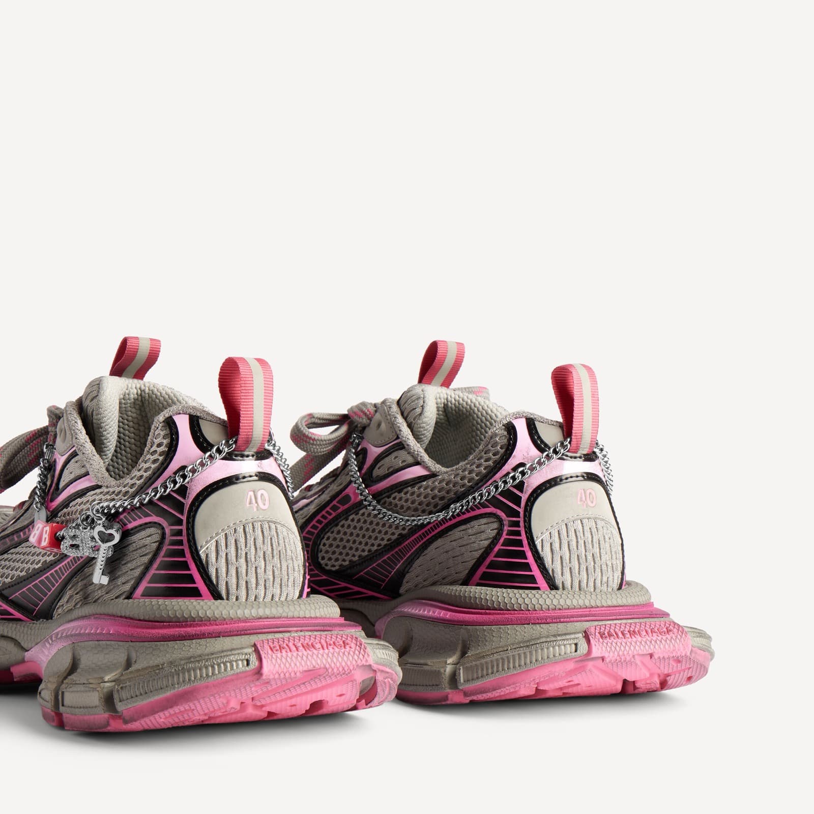 BALANCIAGA SNEAKER 3XL GRADIENT AVEC CHARMS EN GRIS/ROSE — vue 3