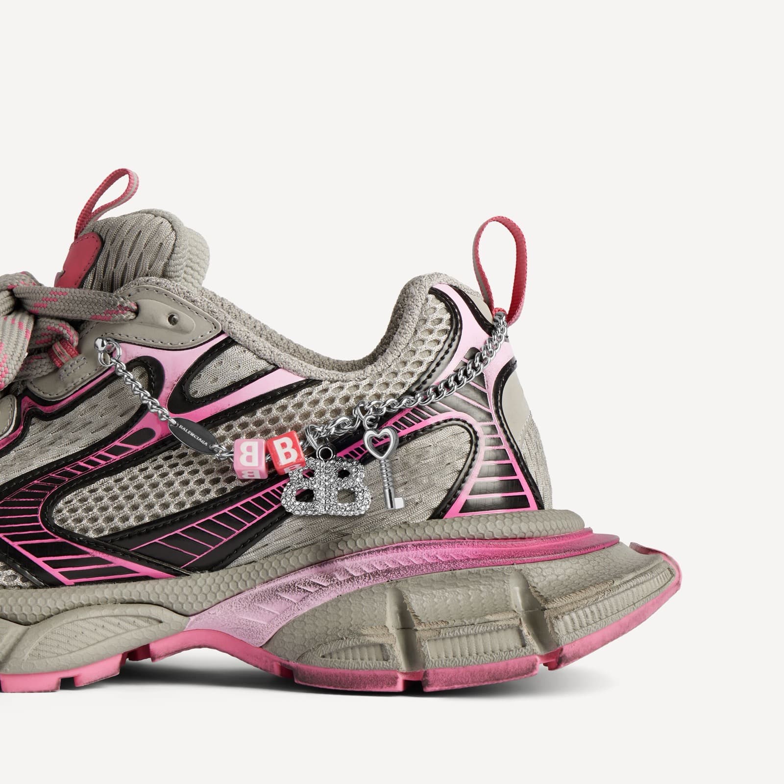 BALANCIAGA SNEAKER 3XL GRADIENT AVEC CHARMS EN GRIS/ROSE — vue 2