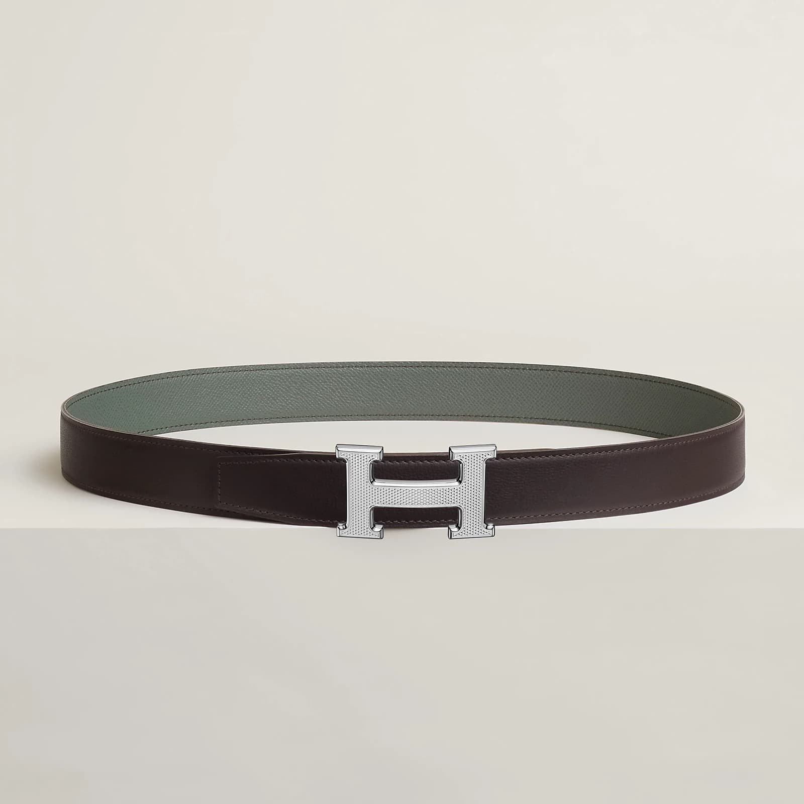 Hermes Boucle de ceinture H Guillochée & Cuir de ceinture réversible 32 mm Couleur Macassar / Vert Amande