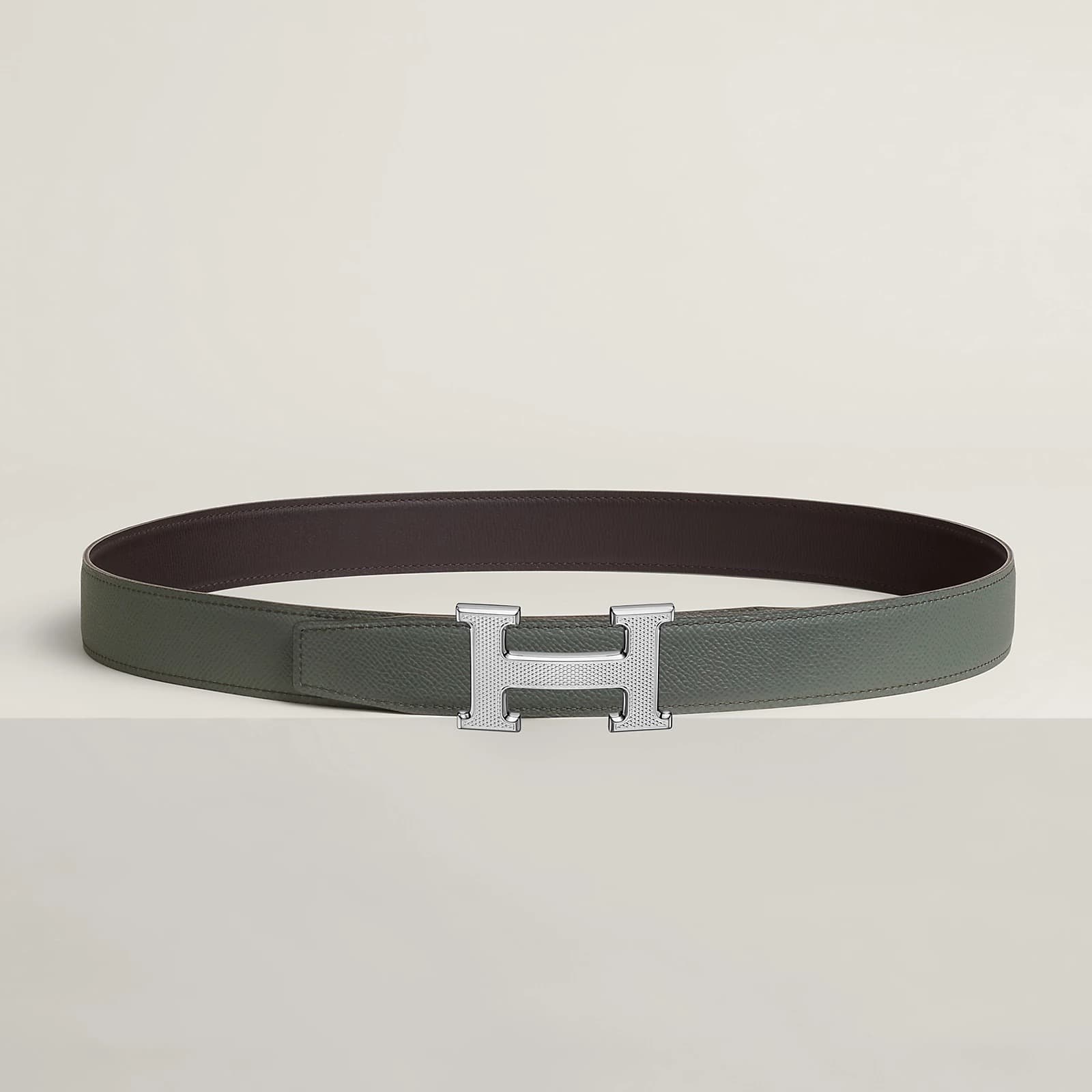 Hermes Boucle de ceinture H Guillochée & Cuir de ceinture réversible 32 mm Couleur Macassar / Vert Amande — vue 2